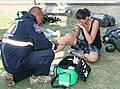 Touristin bleibt beim Überqueren der Sukhumvit Strasse in einem Loch stecken.